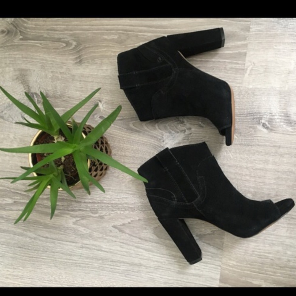 Vince Camuto black suede Camey bootie size 9.5